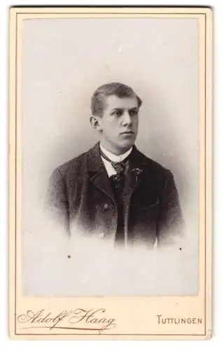 Fotografie Adolf Haas, Tuttlingen, Bahnhofstrasse, Junger Mann im Tweedsakko mit einer Krawatte