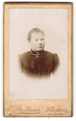 Fotografie J. Stadlmair, Nürnberg, Am Sternthor, Junge Dame im schwarzen Kleid mit einem Kreuzanhänger