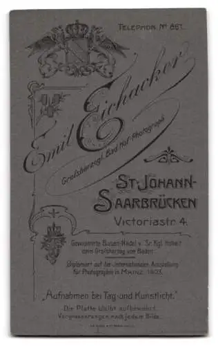 Fotografie Emil Eichacker, St. Johann-Saarbrücken, Victoriastr. 4, Bürgerliches Ehepaar, er mit gezwirbeltem Schnäuzer