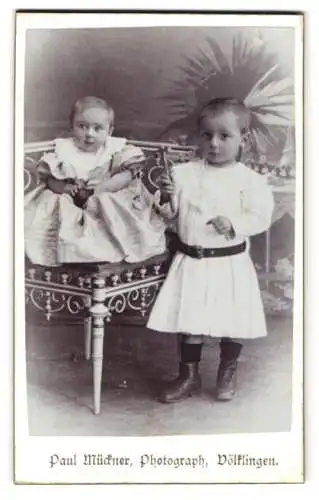 Fotografie Paul Mückner, Völklingen, Junge im weissen Gewand mit einem Hammer nebst seiner kleinen Schwester
