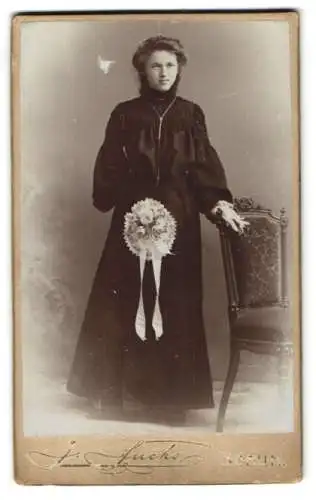 Fotografie J. Fuchs, Berlin, Friedrichstr. 108, Jugendliches Mädchen im schwarzen Kleid, mit einem Blumen-Bouquet