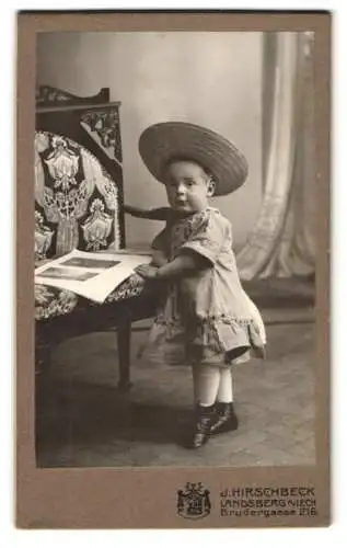 Fotografie J. Hirschbeck, Landsberg a. Lech, Brudergasse 216, Kleines Mädchen im Kleid mit einem grossen Strohhut