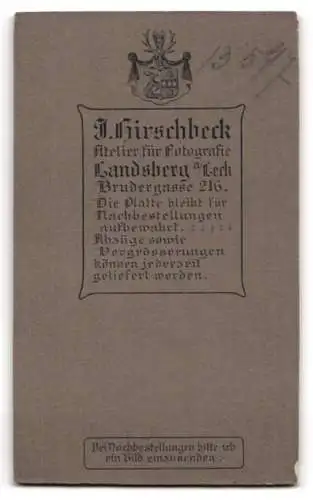 Fotografie J. Hirschbeck, Landsberg a. Lech, Brudergasse 216, Zwei Mädchen in Kleidern nebst Bruder im Matrosenoutfit