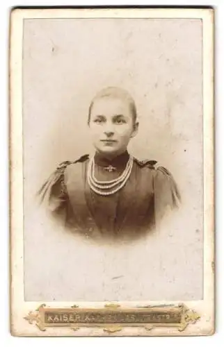 Fotografie Hubert Kaiser, Aachen, Jesuitenstr. 5, Junge Frau mit adretter Frisur und mehrfacher Perlenkette