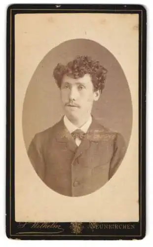 Fotografie S. Wilhelm, Neunkirchen, Bahnhofstrasse, Junger Mann mit leichtem Schnäuzer und lockigem Haar