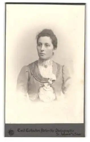 Fotografie Emil Eichacker, St. Johann / Saar, Victoriastr. 4, Bürgerliche Dame mit hochgestecktem Haar