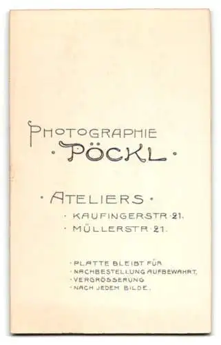 Fotografie Atelier Pöckl, München, Kaufingerstr. 21, Schwester und Bruder Kopf an Kopf, der Bruder mit grosser Fliege