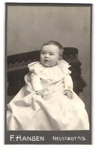Fotografie F. Hangen, Neustadt a. S., Kleinkind im langen hellen Kleid mit einem freudigen Gesichtsausdruck