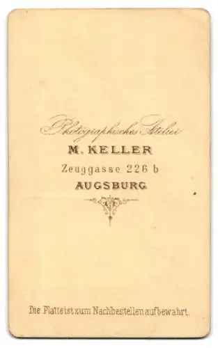 Fotografie M. Keller, Augsburg, Zeuggasse 226b, Junge Dame mit blondem Haar im Kleid mit verziertem Revers
