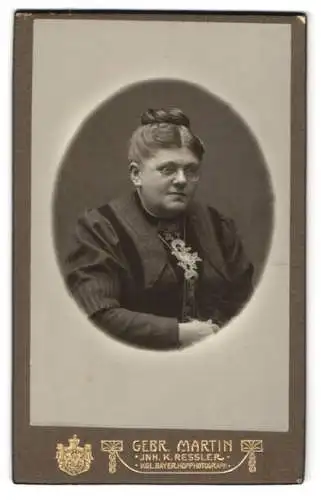 Fotografie Gebr. Martin, Augsburg, Bahnhofstr. 24, Bürgerliche Dame mit hochgestecktem Haar und Brille