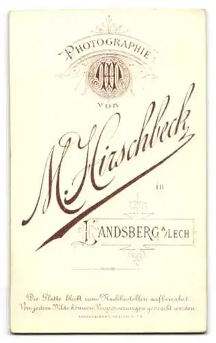 Fotografie M. Hirschbeck, Landsberg a. Lech, Junger Mann mit geschlossenem Sakko und einer Brille