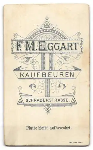 Fotografie F. M. Eggart, Kaufbeuren, Schraderstrasse, Bürgerlicher Knabe in Sonntagsgarderobe mit wissendem Blick