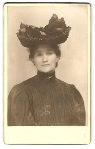Fotografie unbekannter Fotograf und Ort, Bürgerliche Dame im schwarzen Kleid mit Zierfalten mit markantem Hut