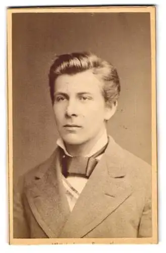 Fotografie Wilhelm Lange, Speyer a. Rhein, Eisenbahnstr. 13, Junger Mann mit vollem Haar und breiter Fliege