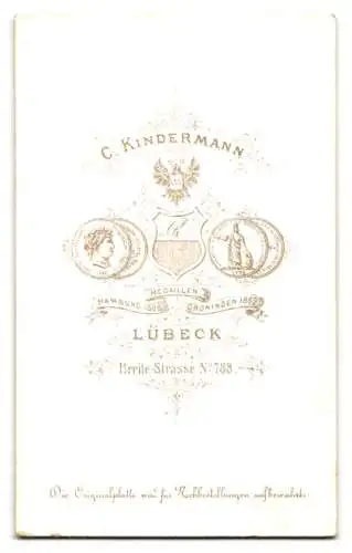 Fotografie C. Kindermann, Lübeck, Breite Strasse 788, Bürgerliche Dame mit ihren vier Töchtern