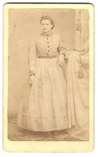 Fotografie Atelier Mayer, Neustadt a. H., Junge Dame im langen taillierten Kleid, mit hochgestecktem Haar