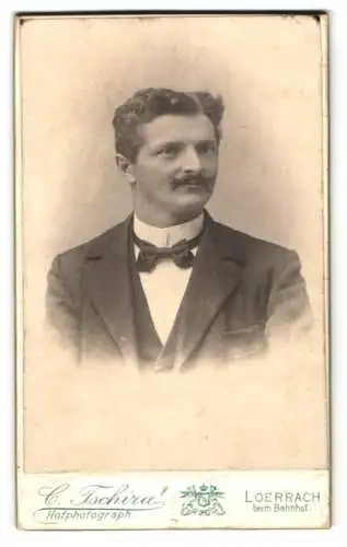 Fotografie C. Tschira, Loerrach, Junger Mann mit welligem Seitenscheitel im Anzug mit weissem Hemd mit Stehkragen