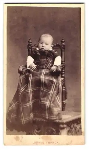 Fotografie Ludwig Franck, Zweibrücken, Kleinkind im langen karierten Kleid mit abwesendem Blick