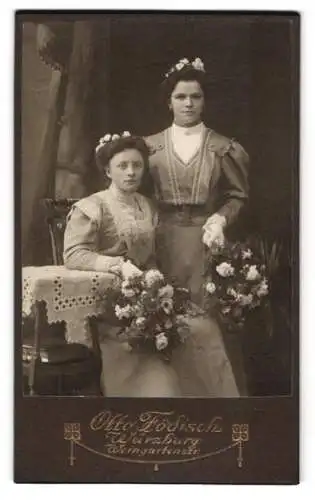 Fotografie Otto Födisch, Würzburg, Weingartenstr., Zwei jung Frauen im Kleid mit Blumen-Bouquets
