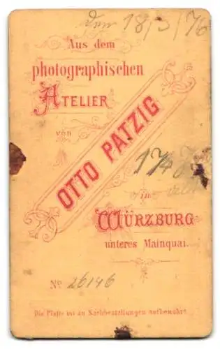 Fotografie Otto Patzig, Würzburg, Unteres Mainquai, Jugendlicher Knabe im Sakko mit grossem Revers, mit Fliege