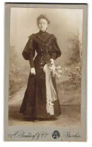 Fotografie A. Jandorf & Co., Berlin, Brunnen-Str. 19-21, Jugendliches Mädchen im Kleid mit Puffärmeln, mit Blumen