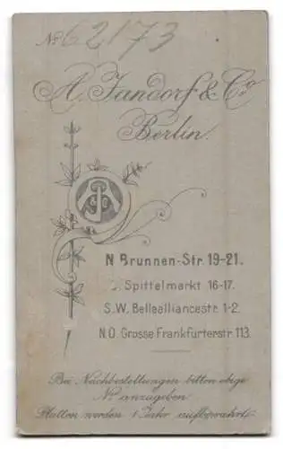 Fotografie A. Jandorf & Co., Berlin, Brunnen-Str. 19-21, Jugendliches Mädchen im Kleid mit Puffärmeln, mit Blumen