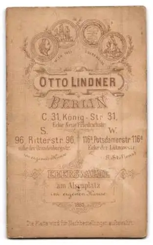 Fotografie Otto Lindner, Berlin, König-Str. 31, Kleinkind in einem Kleid mit Rüschen-Elementen auf einem Polster