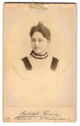 Fotografie Rudolph Thiesen, Berlin, Kl. Hamburgerstr. 7, Junge Frau mit hochgestecktem Haar im weissen Kleid mit Rüschen
