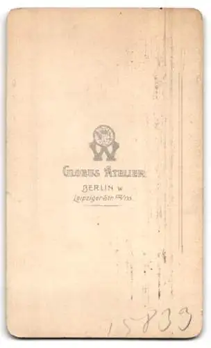 Fotografie Globus Atelier, Berlin, Leipziger-Str. 132-135, Bürgerlicher Herr mit einer Halbglatze und einem vollen Bart