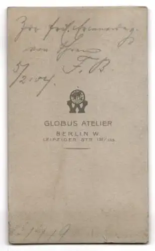 Fotografie Globus Atelier, Berlin, Leipziger Str. 132-135, Bürgerlicher Herr mit Mittelscheitel, Zwicker und Schnurrbart