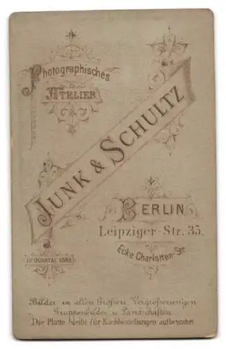 Fotografie Junk & Schultz, Berlin, Leipziger-Str. 35, Junger Mann im Anzug mit Fliege im seitlichen Portrait