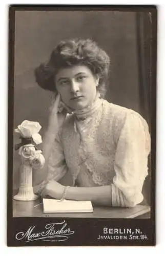 Fotografie Max Fischer, Berlin, Invalidenstr. 184, Junge Frau im Kleid an einem Tisch mit aufgeschlagenem Buch