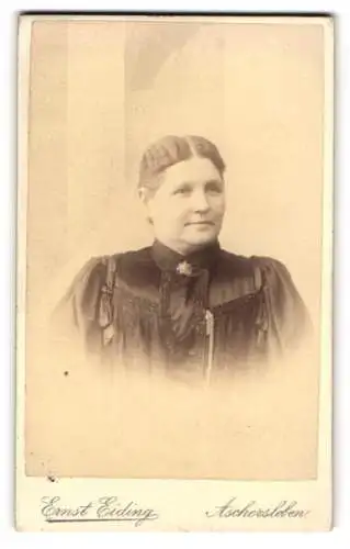 Fotografie Ernst Eiding, Aschersleben, Ueber den Steinen 32, Bürgerliche Dame im Kleid mit sternenförmiger Brosche