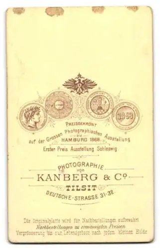Fotografie Kanberg & Co., Tilsit, Deutsche-Str. 31-32, Junge Dame im edlen taillierten Kleid mit einer Blume in der Hand