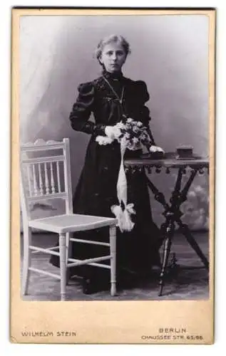 Fotografie Wilhelm Stein, Berlin, Chaussee Str. 65 /66, Junge Frau mit blondem Haar und einem Blumen-Bouquet