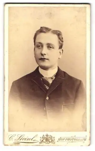 Fotografie C. Steinl, Potsdam, Brandenburger-Str. 63, Jugendlicher Knabe im Anzug mit leichtem Schielen