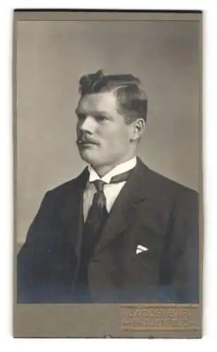 Fotografie Jacob Bär, Frauenfeld, Bürgerlicher Mann im Anzug mit schwarzer Krawatte und weissem Hemd