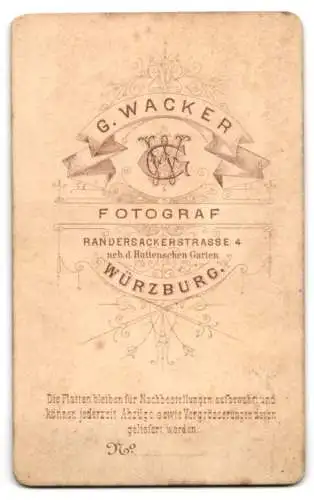 Fotografie G. Wacker, Würzburg, Randersackerstrasse 4, Junger Mann im Anzug mit Fliege mit stattlichem Bart