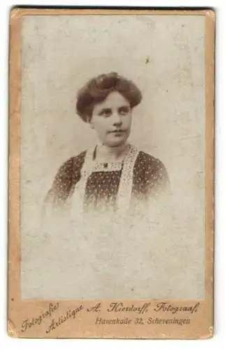 Fotografie A. Kierdorff, Scheveningen, Havenkade 32, Junge Frau im gepunkteten Kleid mit hochgestecktem Haar