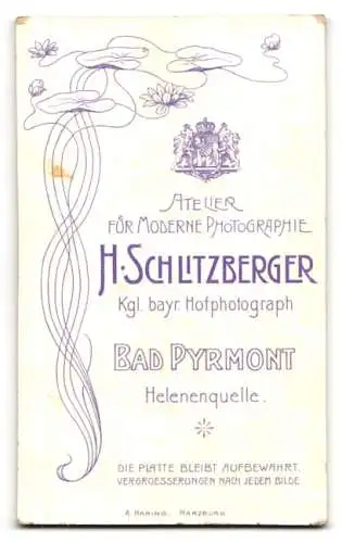 Fotografie H. Schlitzberger, Bad Pyrmont, Helenenquelle, Junger Mann im Smoking mit welligem Haar, mit einer Pfeife