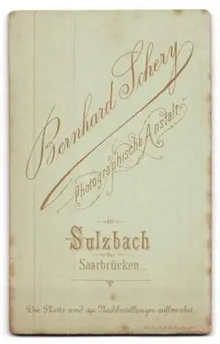 Fotografie Bernh. Schery, Sulzbach, Bürgerliche Frau mit tailliertem Kleid und markantem Medaillon