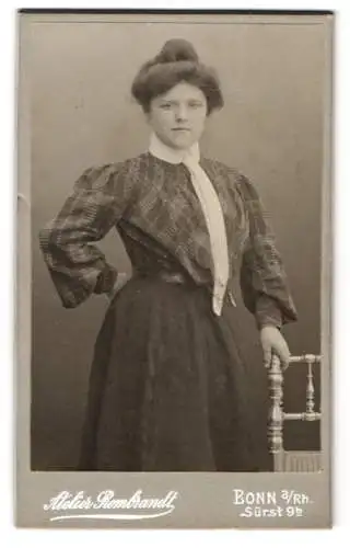 Fotografie Atelier Rembrandt, Bonn a. Rh., Sürst 9b, Junge Frau mit hochgestecktem Haar und karierter Bluse