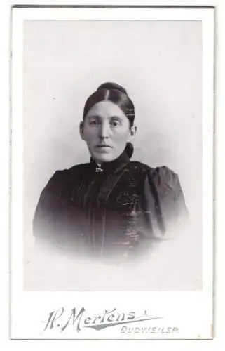 Fotografie H. Mertens, Dudweiler, Bürgerliche Frau mit adretter Frisur und schwarzem Kleid mit Anstecknadel am Kragen