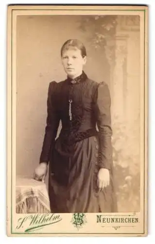 Fotografie S. Wilhelm, Neunkirchen, Bahnhofstrasse 7, Junge Frau im taillierten Kleid mit betonter Schulterpartie