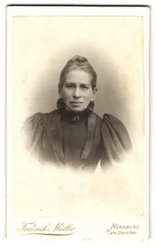 Fotografie Friedrich Müller, Nürnberg, Am Sternthor, Bürgerliche Dame im schwarzen Kleid mit prägnantem Kragen