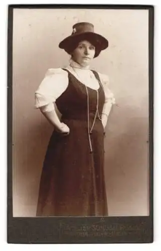Fotografie Atelier Schüssel-Passage, München, Kaufingerstr. 9, Bürgerliche Dame mit Hut und den Händen in den Hüften