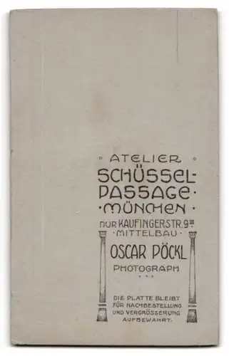 Fotografie Atelier Schüssel-Passage, München, Kaufingerstr. 9, Bürgerliche Dame mit Hut und den Händen in den Hüften