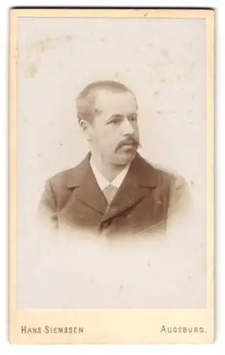 Fotografie Hans Siemssen, Augsburg, Bürgerlicher Herr mit kurzgeschorenen Haaren und Schnurrbart