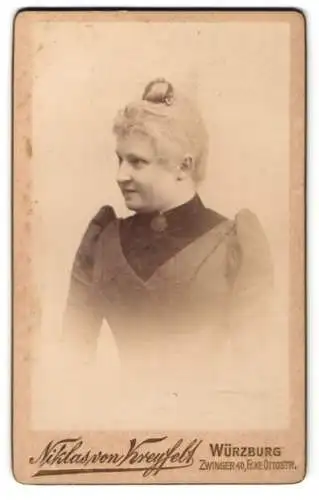 Fotografie Niklas von Kreyfelt, Würzburg, Zwinger 40, Junge blonde Frau mit hochgesteckten Haaren und Brosche am Kragen