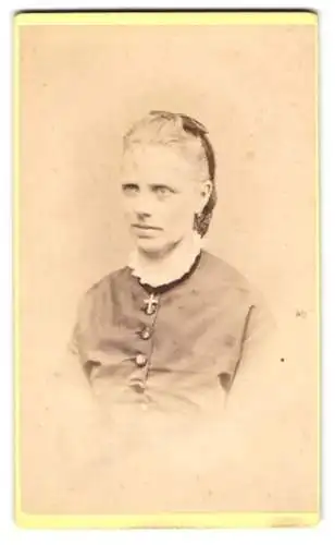 Fotografie Joseph Bscherer, München, Blumenstrasse 18, Bürgerliche Dame mit Kreuzanhänger und Schleife im Haar